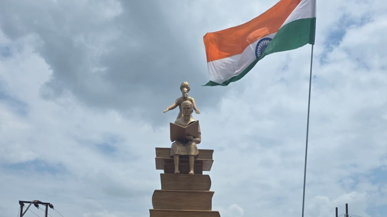 स्वतंत्रता दिवस पर बलरामपुर को मिली बेटियों के सम्मान की नई पहचान, फुलवरिया बाईपास पर ‘बेटी बचाओ, बेटी पढ़ाओ’ स्टैच्यू का लोकार्पण