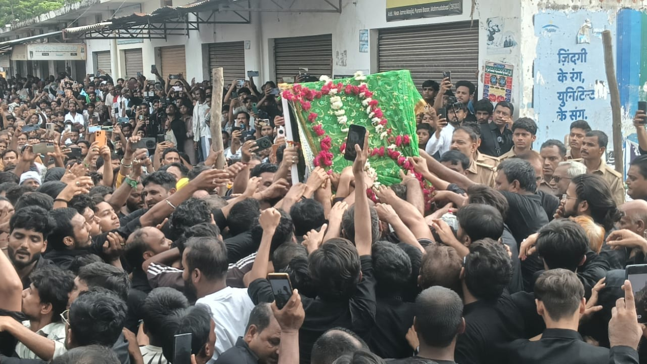 महमूदाबाद में निकला ऐतिहासिक आठवीं का जुलूस, गहवारे की जियारत के बाद कर्बला में सुपुर्द-ए-खाक हुए 72 ताबूत