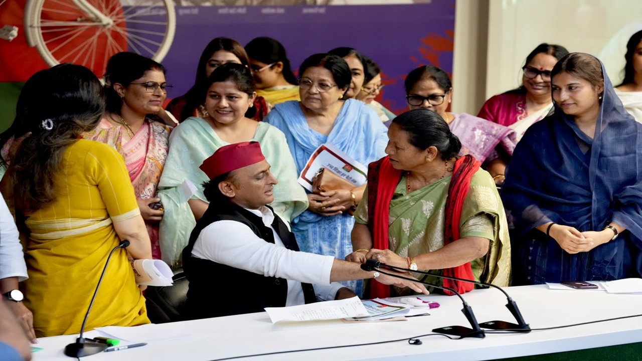 अखिलेश यादव ने रक्षाबंधन कार्यक्रम में लिया हिस्सा, JPNIC को लेकर BJP पर कसा तंज, कहा- ‘बी’ छोड़कर ‘जेपी’ बेच दिया अखिलेश यादव ने रक्षाबंधन कार्यक्रम में लिया हिस्सा, JPNIC को लेकर BJP पर कसा तंज, कहा- ‘बी’ छोड़कर ‘जेपी’ बेच दिया