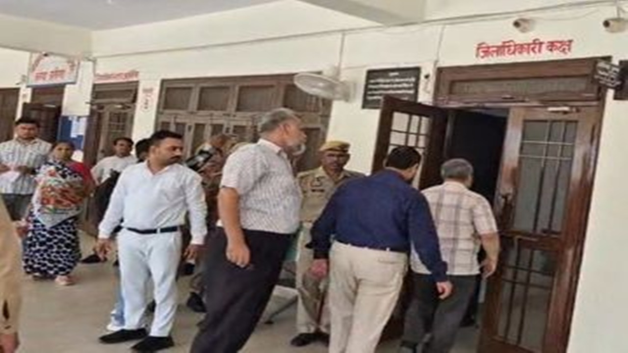 फैसला आने तक यूनिवर्सिटी के कब्जे में रहेगी जमीन, AMU-नगर निगम भूमि विवाद पर लगा ब्रेक! डीएम ने दिया यह बड़ा आदेश फैसला आने तक यूनिवर्सिटी के कब्जे में रहेगी जमीन, AMU-नगर निगम भूमि विवाद पर लगा ब्रेक! डीएम ने दिया यह बड़ा आदेश