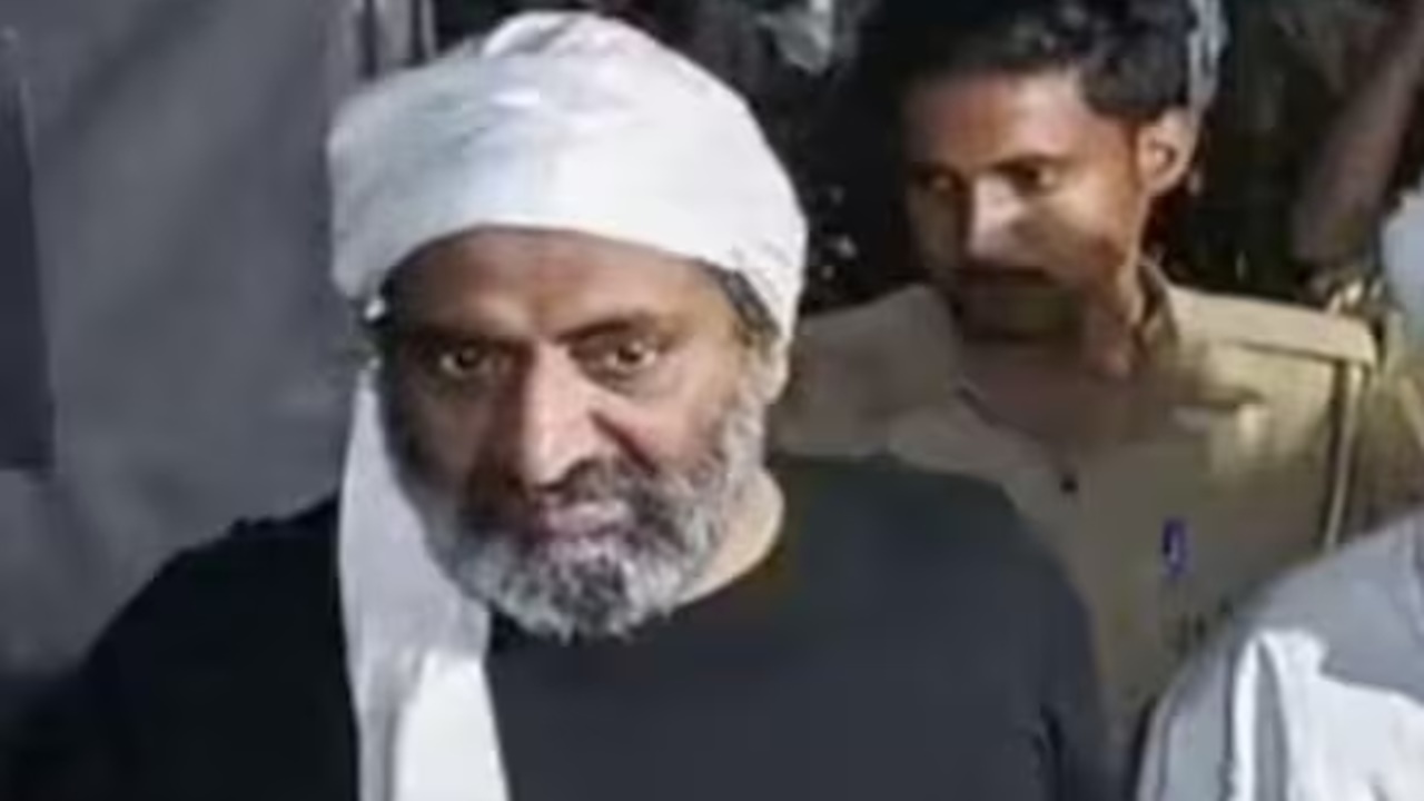 Prayagraj News : अशरफ की कुर्क जमीन पर ‘प्लाटिंग’ का खेल, बुलडोजर कार्रवाई के बाद मुकदमा दर्ज Prayagraj News : अशरफ की कुर्क जमीन पर ‘प्लाटिंग’ का खेल, बुलडोजर कार्रवाई के बाद मुकदमा दर्ज