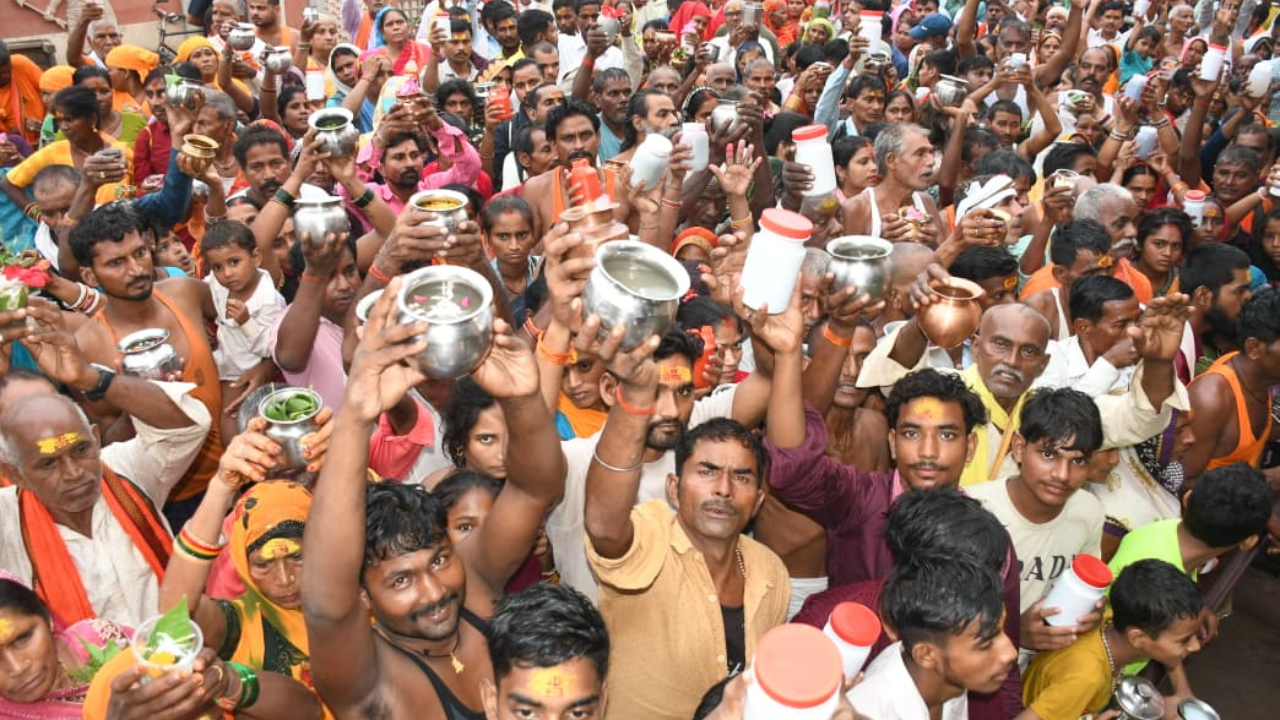 Ayodhya News: सावन के आखिरी सोमवार पर शिवमय हुई रामनगरी, सरयू स्नान के बाद नागेश्वरनाथ मंदिर में उमड़ा आस्था का सैलाब