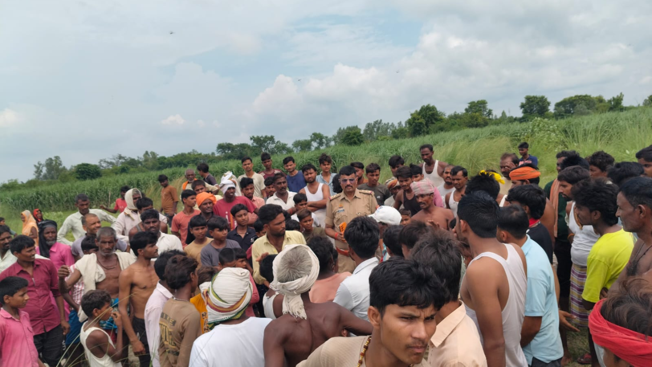 घाघरा के बाढ़ के पानी में बुजुर्ग डूबे, भैंस की पूंछ पकड़कर पार कर रहे थे नाला; गोताखोरों का सर्च ऑपरेशन जारी घाघरा के बाढ़ के पानी में बुजुर्ग डूबे, भैंस की पूंछ पकड़कर पार कर रहे थे नाला; गोताखोरों का सर्च ऑपरेशन जारी