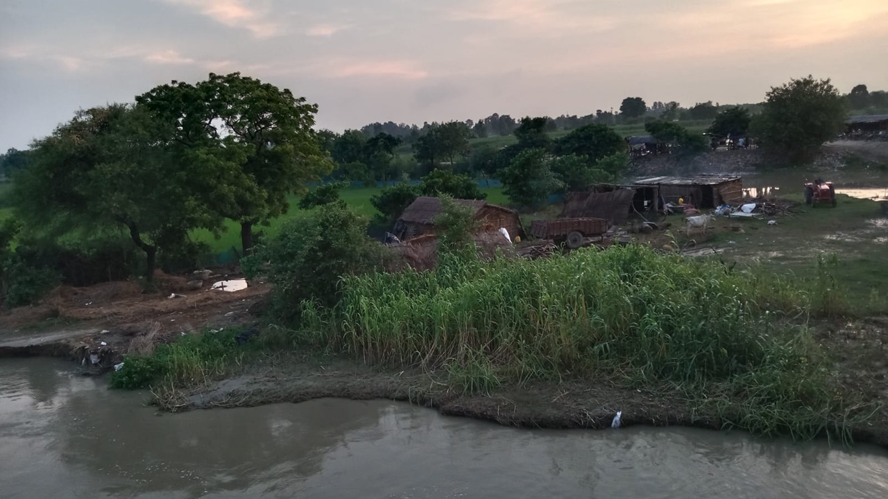 Barabanki Flood : सरयू ने मिटा दी गांव की पहचान! कभी गुलजार तपेसिपाह में अब सिर्फ एक परिवार, संजय सेतु पर भी खतरा Barabanki Flood : सरयू ने मिटा दी गांव की पहचान! कभी गुलजार तपेसिपाह में अब सिर्फ एक परिवार, संजय सेतु पर भी खतरा