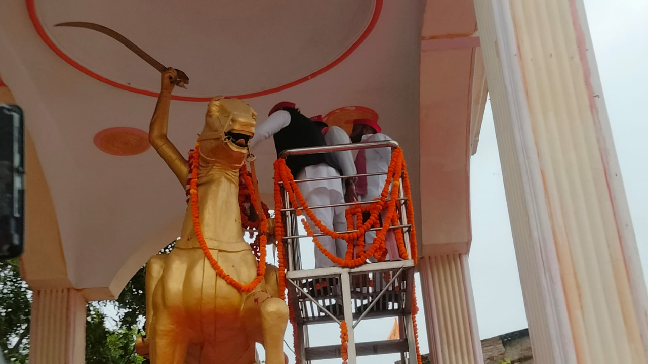 वीरांगना अवंतीबाई लोधी की जयंती पर अखिलेश यादव ने किया नमन, प्रतिमा पर माल्यार्पण कर याद किया बलिदान वीरांगना अवंतीबाई लोधी की जयंती पर अखिलेश यादव ने किया नमन, प्रतिमा पर माल्यार्पण कर याद किया बलिदान