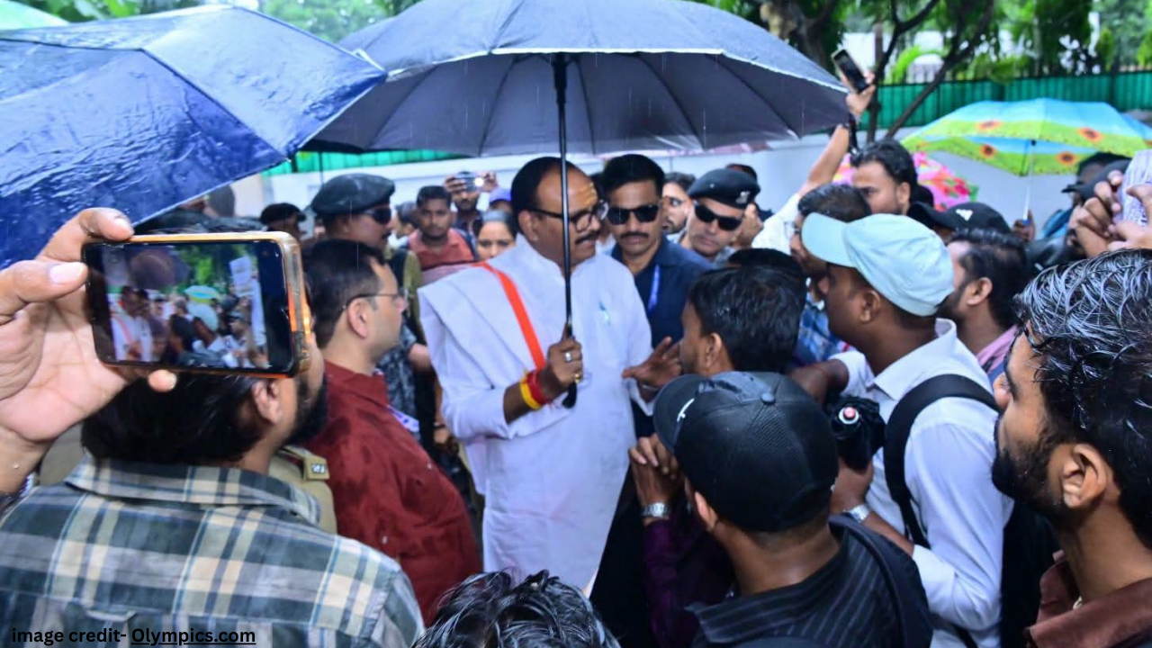 UPSSSC JE भर्ती पर अभ्यर्थियों का प्रदर्शन, डिप्टी CM ब्रजेश पाठक से मिले छात्र; जानें क्या हैं मांगें