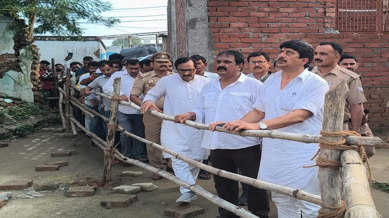 Pratapgarh News: महुली हादसे के पीड़ित परिवार से मिले राजा भैया, महिला आयोग सदस्य ने दिए जर्जर मकानों के सर्वे के निर्देश Pratapgarh News: महुली हादसे के पीड़ित परिवार से मिले राजा भैया, महिला आयोग सदस्य ने दिए जर्जर मकानों के सर्वे के निर्देश