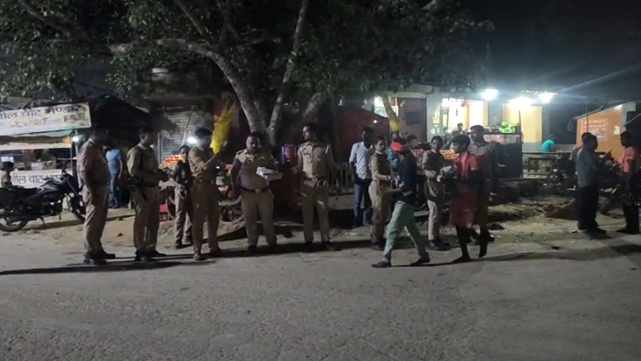 Raebareli Kanwar Yatra : रायबरेली में कांवड़ियों पर पुलिस ने की पुष्प वर्षा, पानी-बिस्किट बांटकर बढ़ाया शिवभक्तों का उत्साह Raebareli Kanwar Yatra : रायबरेली में कांवड़ियों पर पुलिस ने की पुष्प वर्षा, पानी-बिस्किट बांटकर बढ़ाया शिवभक्तों का उत्साह