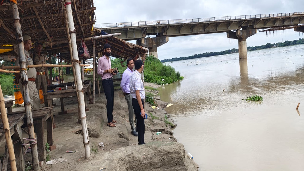 Raebareli News : गंगा का जलस्तर बढ़ने से हड़कंप, एडीएम ने घाटों का किया निरीक्षण, तटीय गांवों में बाढ़ का खतरा Raebareli News : गंगा का जलस्तर बढ़ने से हड़कंप, एडीएम ने घाटों का किया निरीक्षण, तटीय गांवों में बाढ़ का खतरा