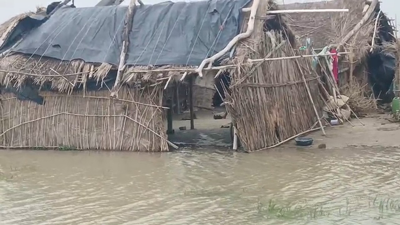 Barabanki News : लाल निशान छूने लगी सरयू नदी, गुनौली गांव में घरों तक घुसा बाढ़ का पानी Barabanki News : लाल निशान छूने लगी सरयू नदी, गुनौली गांव में घरों तक घुसा बाढ़ का पानी