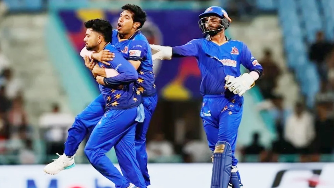 UP T20 League Season 4 : आखिरी गेंद पर पलटा मैच! यश गर्ग के चौके-छक्कों से मेरठ मावेरिक्स ने चैंपियन काशी रुद्रास को 1 विकेट से रौंदा UP T20 League Season 4 : आखिरी गेंद पर पलटा मैच! यश गर्ग के चौके-छक्कों से मेरठ मावेरिक्स ने चैंपियन काशी रुद्रास को 1 विकेट से रौंदा
