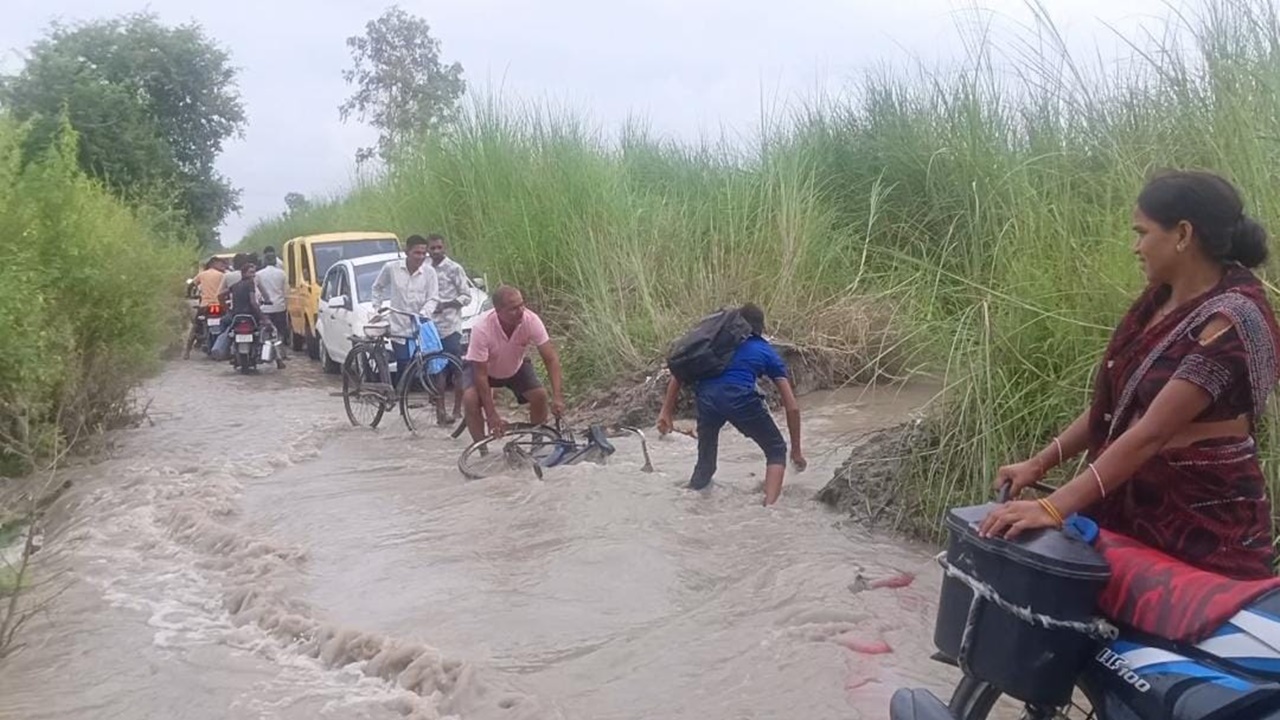 Raebareli News: सिंचाई विभाग के दावों की खुली पोल, माइनर की पटरी कटने से सड़क बनी दरिया, कई बीघे फसल जलमग्न Raebareli News: सिंचाई विभाग के दावों की खुली पोल, माइनर की पटरी कटने से सड़क बनी दरिया, कई बीघे फसल जलमग्न