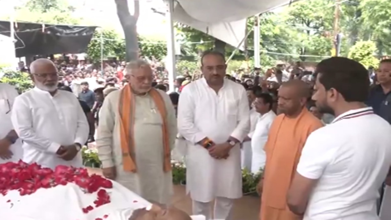 Lucknow News : CM योगी ने बसपा विधायक उमाशंकर सिंह को दी श्रद्धांजलि, अंतिम दर्शन के लिए पहुंचे आवास Lucknow News : CM योगी ने बसपा विधायक उमाशंकर सिंह को दी श्रद्धांजलि, अंतिम दर्शन के लिए पहुंचे आवास