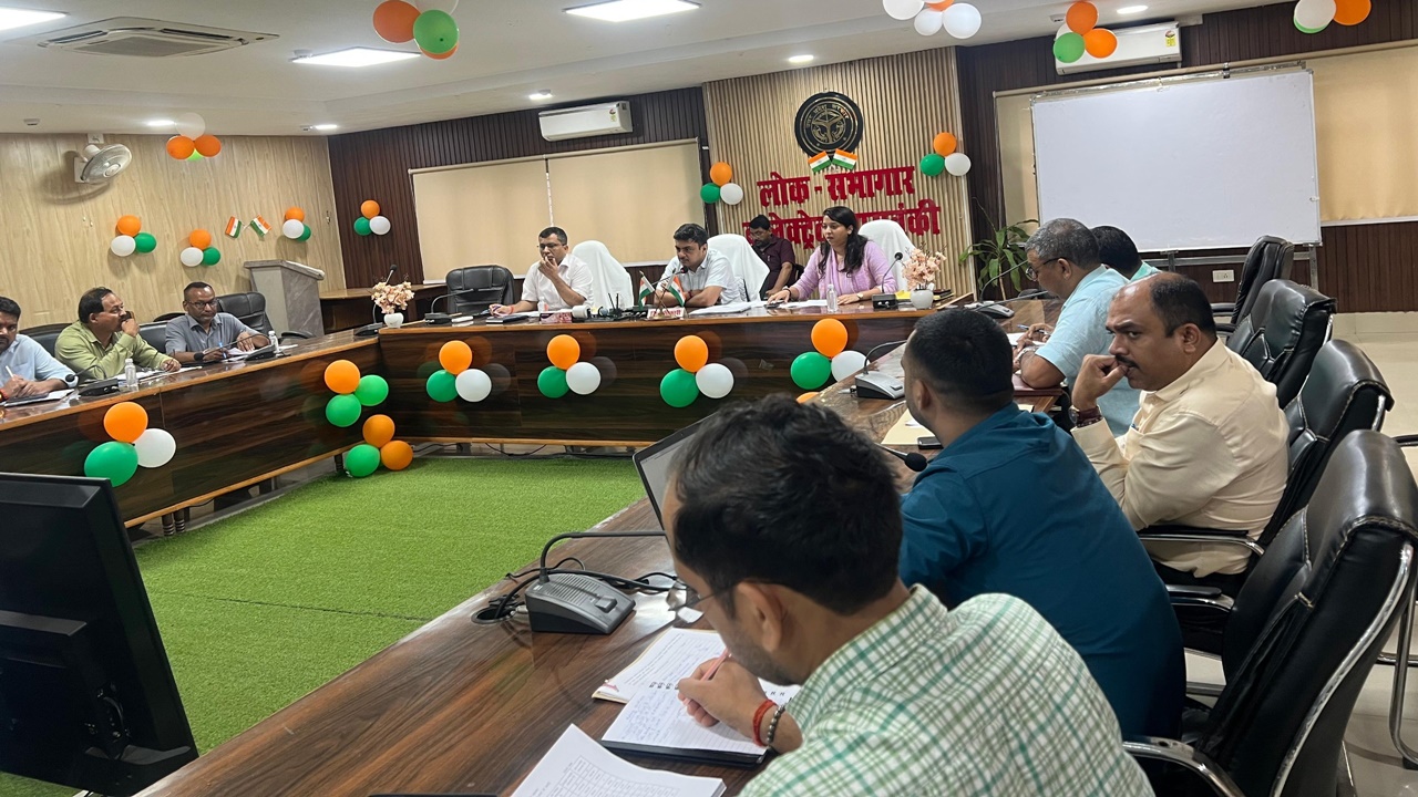 Barabanki News : 144 परियोजनाओं की समीक्षा, धीमी प्रगति पर डीएम ने लगाई फटकार, दिए ये निर्देश Barabanki News : 144 परियोजनाओं की समीक्षा, धीमी प्रगति पर डीएम ने लगाई फटकार, दिए ये निर्देश