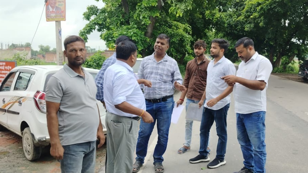 Barabanki News : इटौंजा-देवा-चिनहट फोरलेन परियोजना ने पकड़ी रफ्तार, मकानों-दुकानों पर शुरू हुई निशानदेही Barabanki News : इटौंजा-देवा-चिनहट फोरलेन परियोजना ने पकड़ी रफ्तार, मकानों-दुकानों पर शुरू हुई निशानदेही