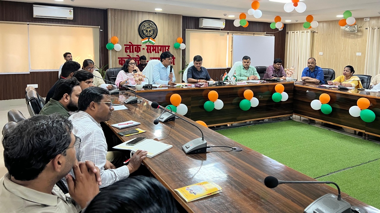 Barabanki News : छात्रवृत्ति और शुल्क प्रतिपूर्ति योजनाओं की डीएम ने की समीक्षा, समय पर लाभ दिलाने के दिए निर्देश Barabanki News : छात्रवृत्ति और शुल्क प्रतिपूर्ति योजनाओं की डीएम ने की समीक्षा, समय पर लाभ दिलाने के दिए निर्देश