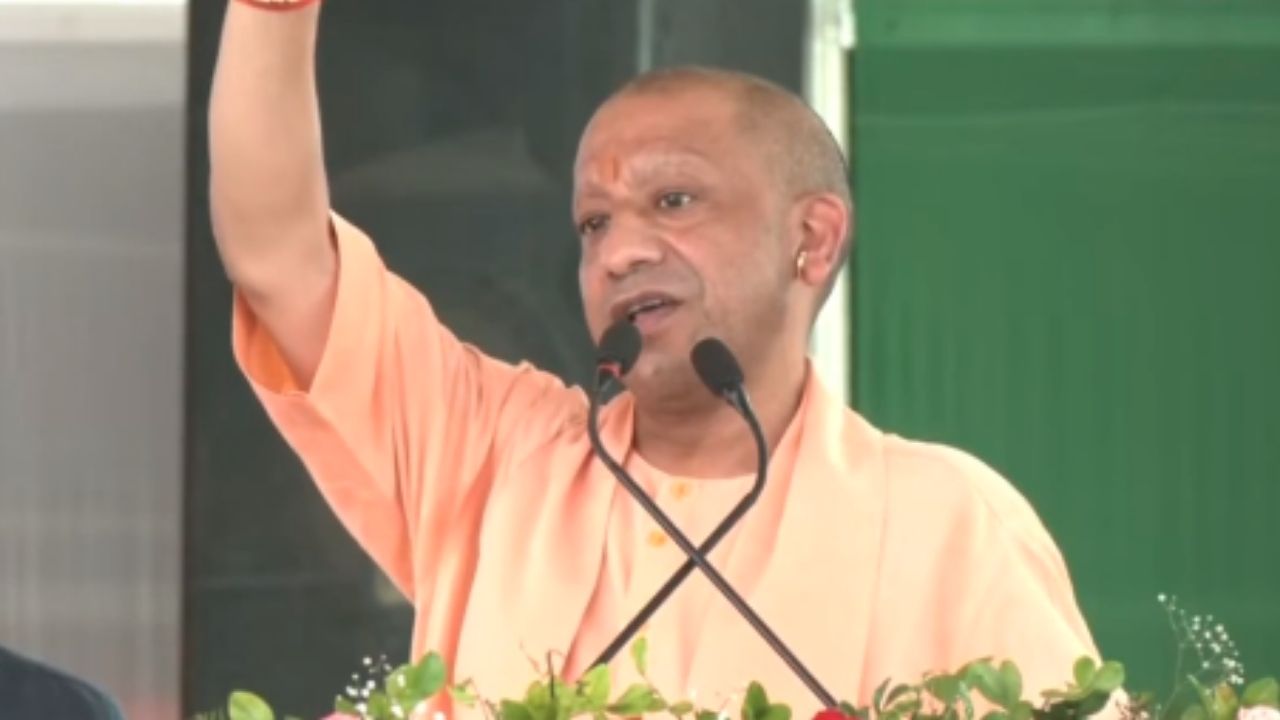 देवरिया में सीएम योगी, 305 करोड़ की परियोजनाओं का किया लोकार्पण और शिलान्यास 