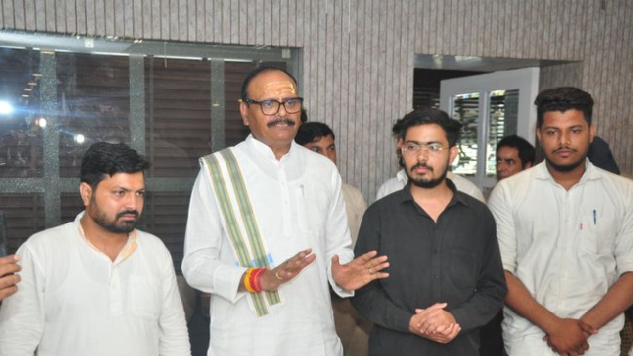 आरक्षण विरोधी आंदोलन कर रहे छात्रों से मिले डिप्टी CM ब्रजेश पाठक, कहा-केंद्र से बातचीत कर सुलझाएंगे मुद्दा आरक्षण विरोधी आंदोलन कर रहे छात्रों से मिले डिप्टी CM ब्रजेश पाठक, कहा-केंद्र से बातचीत कर सुलझाएंगे मुद्दा