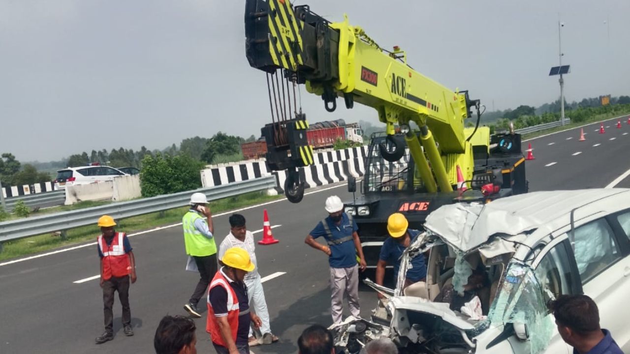 Hardoi News: गंगा एक्सप्रेसवे पर खड़े ट्रक में घुसी अर्टिगा, चालक समेत 9 वर्षीय मासूम की मौत, परिवार के तीन घायल Hardoi News: गंगा एक्सप्रेसवे पर खड़े ट्रक में घुसी अर्टिगा, चालक समेत 9 वर्षीय मासूम की मौत, परिवार के तीन घायल