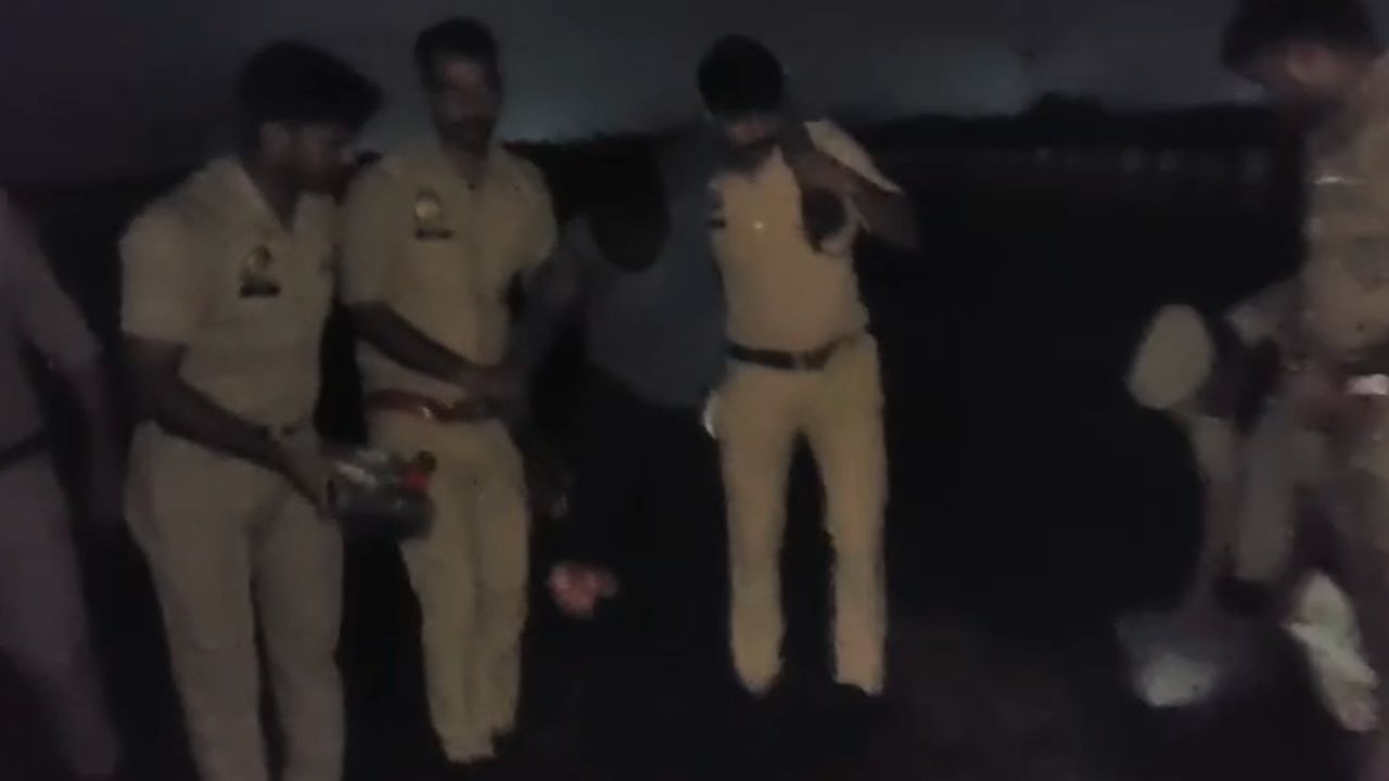 Raebareli News: पुलिस एनकाउंटर में पांच शातिर चोर गिरफ्तार, दो के पैर में लगी गोली; चोरी का सामान बरामद Raebareli News: पुलिस एनकाउंटर में पांच शातिर चोर गिरफ्तार, दो के पैर में लगी गोली; चोरी का सामान बरामद