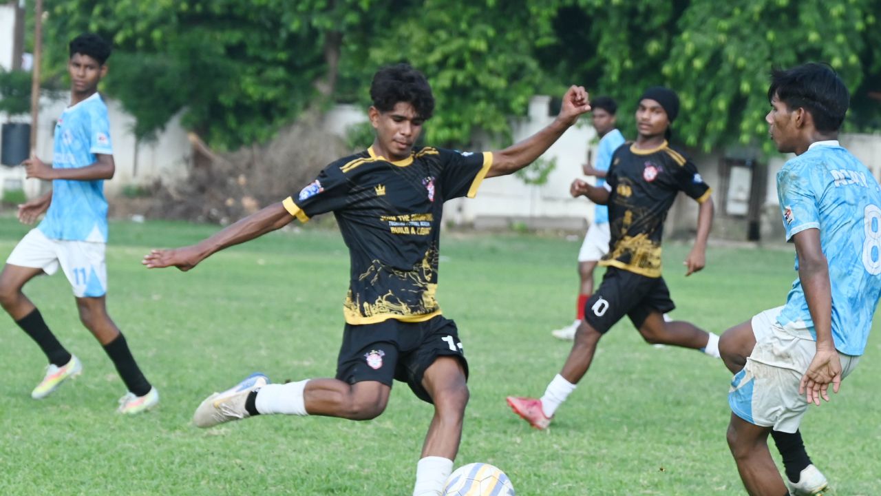Lucknow Football League : टेक्ट्रो रिजर्व और फाल्कन क्लब की जीत के बाद सेमीफाइनल की तस्वीर साफ, जानिए कब खेला जायेगा फाइनल Lucknow Football League : टेक्ट्रो रिजर्व और फाल्कन क्लब की जीत के बाद सेमीफाइनल की तस्वीर साफ, जानिए कब खेला जायेगा फाइनल
