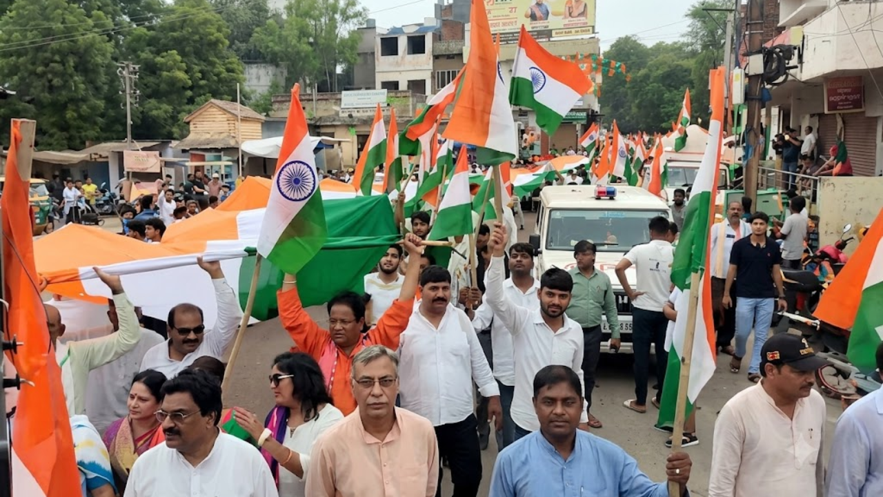 लखनऊ में दिखा देशभक्ति का सैलाब, 2 हजार फीट लंबे तिरंगे की ह्यूमन चेन ने खींचा सबका ध्यान लखनऊ में दिखा देशभक्ति का सैलाब, 2 हजार फीट लंबे तिरंगे की ह्यूमन चेन ने खींचा सबका ध्यान
