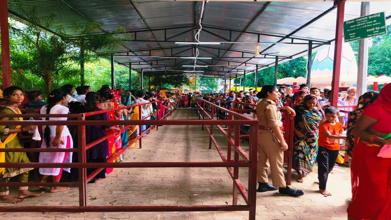 Hardoi News : सावन के आखिरी सोमवार को सिद्धेश्वर नाथ मंदिर में उमड़ा आस्था का सैलाब, ‘हर-हर महादेव’ से गूंजा बिबियापुर धानी नगला