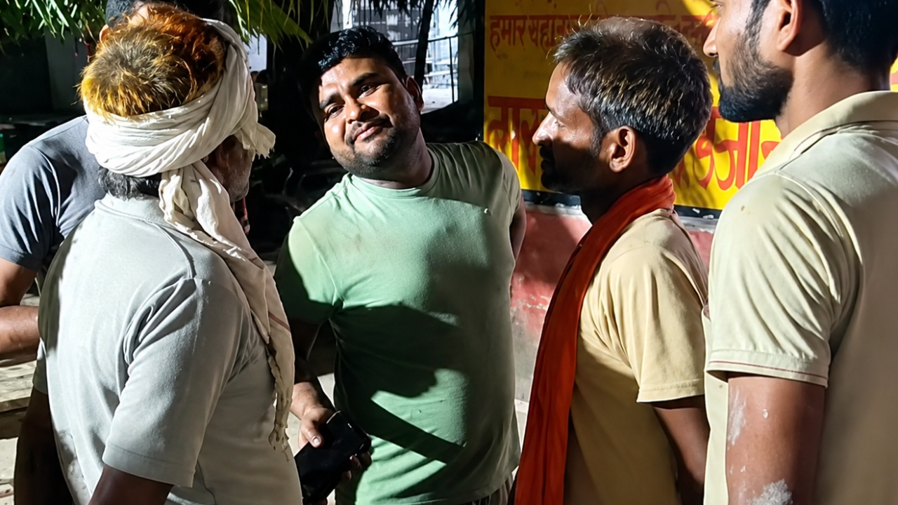 Hardoi News: तालाब किनारे बेसुध मिला पेंटर, मेडिकल कॉलेज पहुंचने से पहले मौत; जानें क्या है पूरा मामला Hardoi News: तालाब किनारे बेसुध मिला पेंटर, मेडिकल कॉलेज पहुंचने से पहले मौत; जानें क्या है पूरा मामला