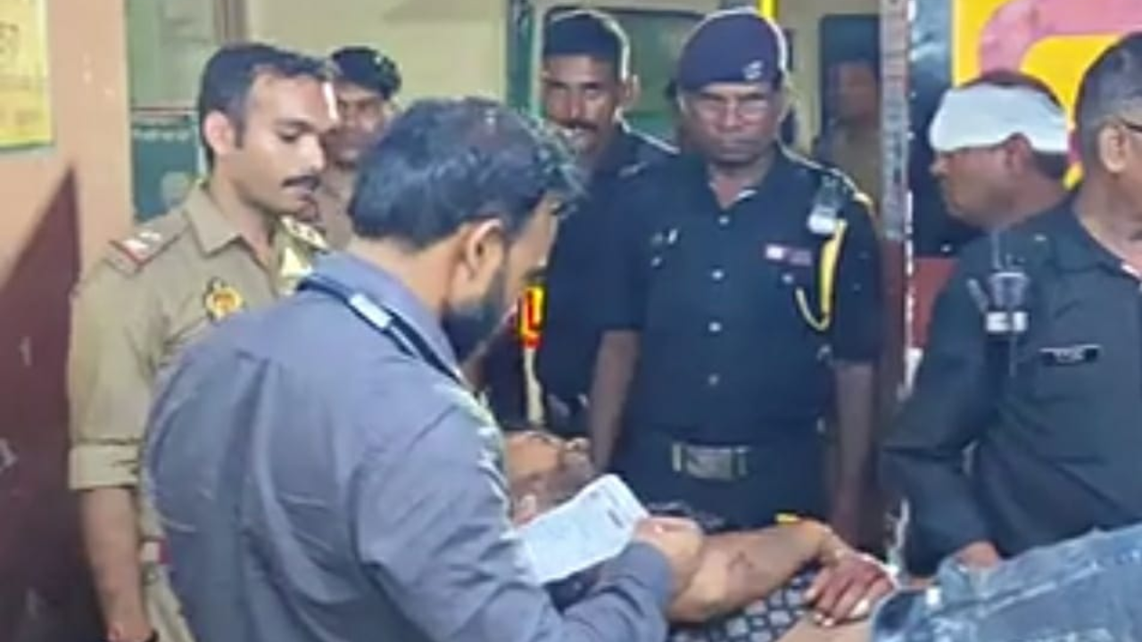 Hardoi Crime News: बुजुर्ग को चाकू मारकर भाग रहा था हमलावर, हाईवे पर खुद हुआ हादसे का शिकार; लखनऊ रेफर
