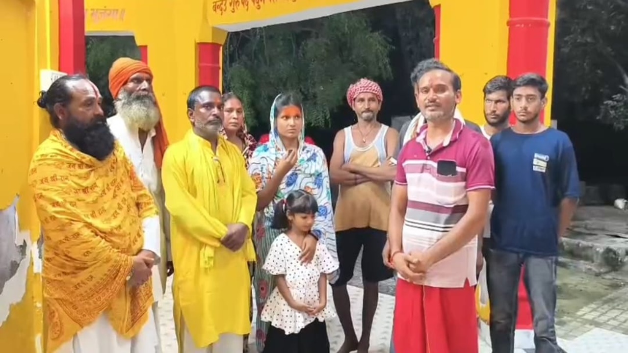 Hardoi News: बेटियों संग 6 साल बाद सनातन धर्म में लौटीं बरखा, ‘घर वापसी’ पर जताई खुशी, कहा- ‘बेहद खुश हूं’ Hardoi News: बेटियों संग 6 साल बाद सनातन धर्म में लौटीं बरखा, ‘घर वापसी’ पर जताई खुशी, कहा- ‘बेहद खुश हूं’