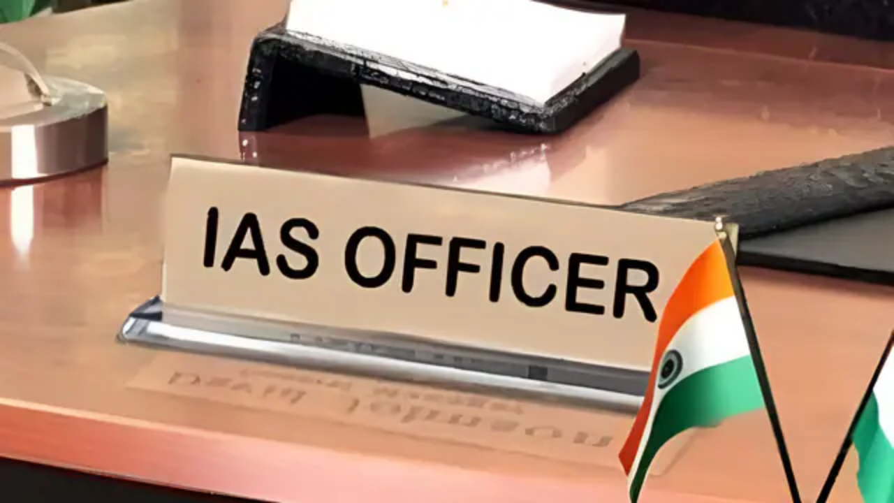 यूपी में 17 IAS अधिकारियों का बड़ा फेरबदल, अलीगढ़-मुरादाबाद मंडलायुक्त बदले; कई विभागों में नई जिम्मेदारियां यूपी में 17 IAS अधिकारियों का बड़ा फेरबदल, अलीगढ़-मुरादाबाद मंडलायुक्त बदले; कई विभागों में नई जिम्मेदारियां
