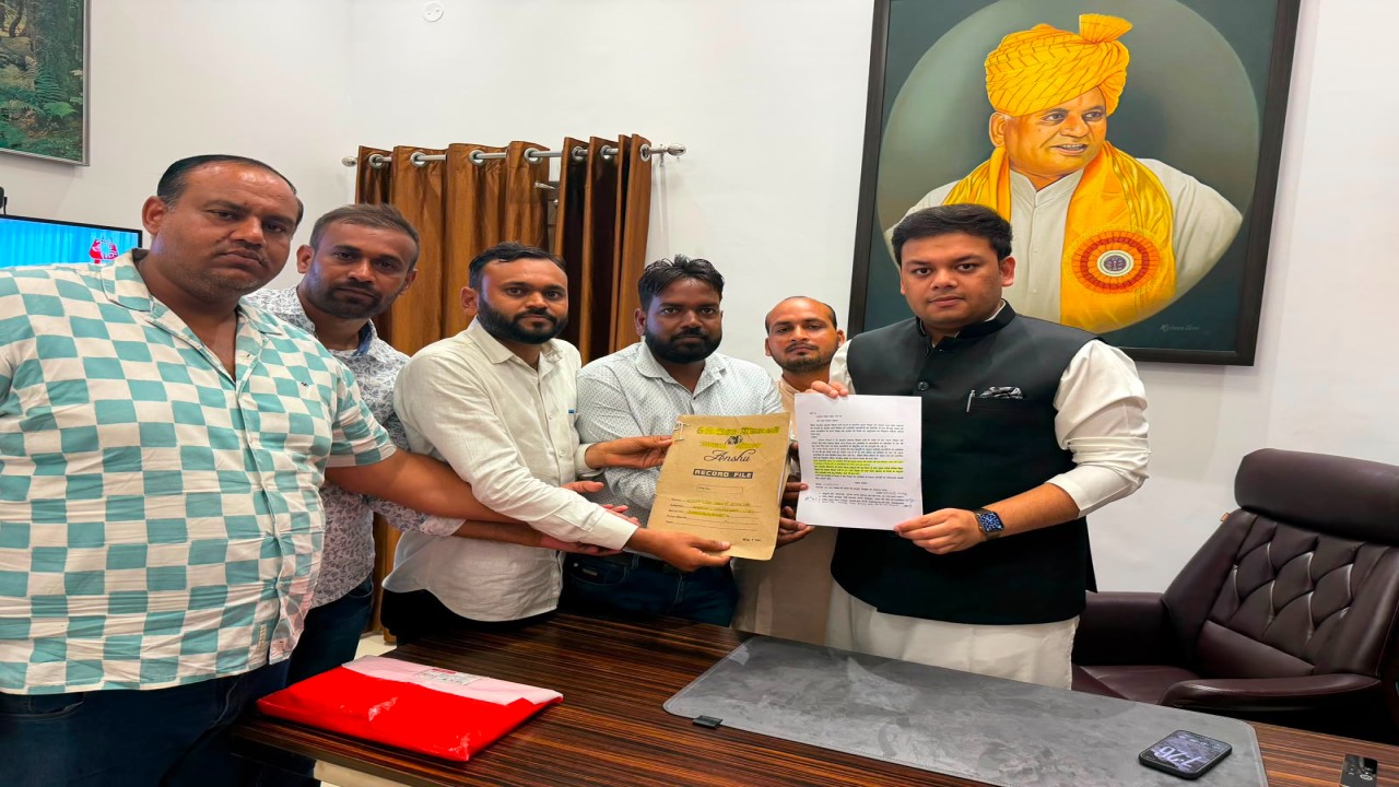शिक्षक भर्ती के अभ्यर्थियों ने बेसिक शिक्षा मंत्री संदीप सिंह से की मुलाकात, सौंपा ज्ञापन शिक्षक भर्ती के अभ्यर्थियों ने बेसिक शिक्षा मंत्री संदीप सिंह से की मुलाकात, सौंपा ज्ञापन