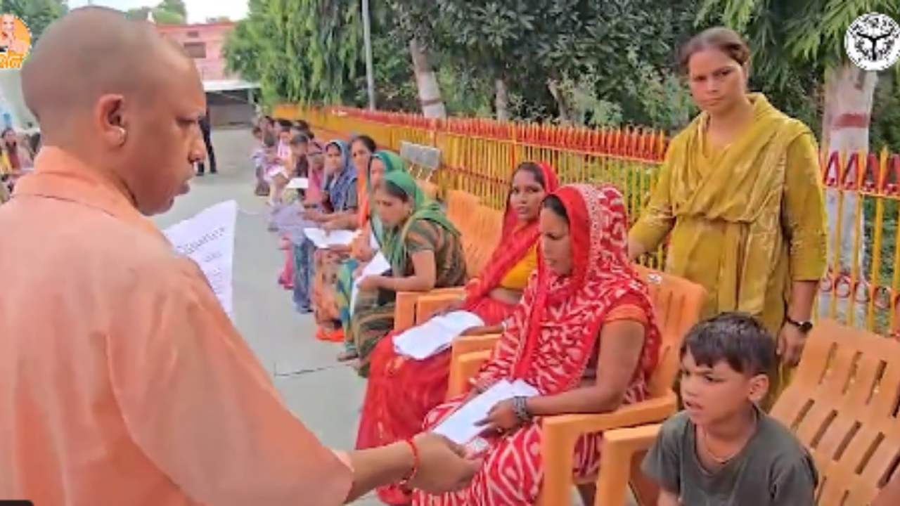 जनता दरबार में पहुंचे 200 लोग, किसी ने इलाज तो किसी ने जमीन की समस्या बताई; CM योगी ने कहा- परेशान न हों, होगा समाधान जनता दरबार में पहुंचे 200 लोग, किसी ने इलाज तो किसी ने जमीन की समस्या बताई; CM योगी ने कहा- परेशान न हों, होगा समाधान