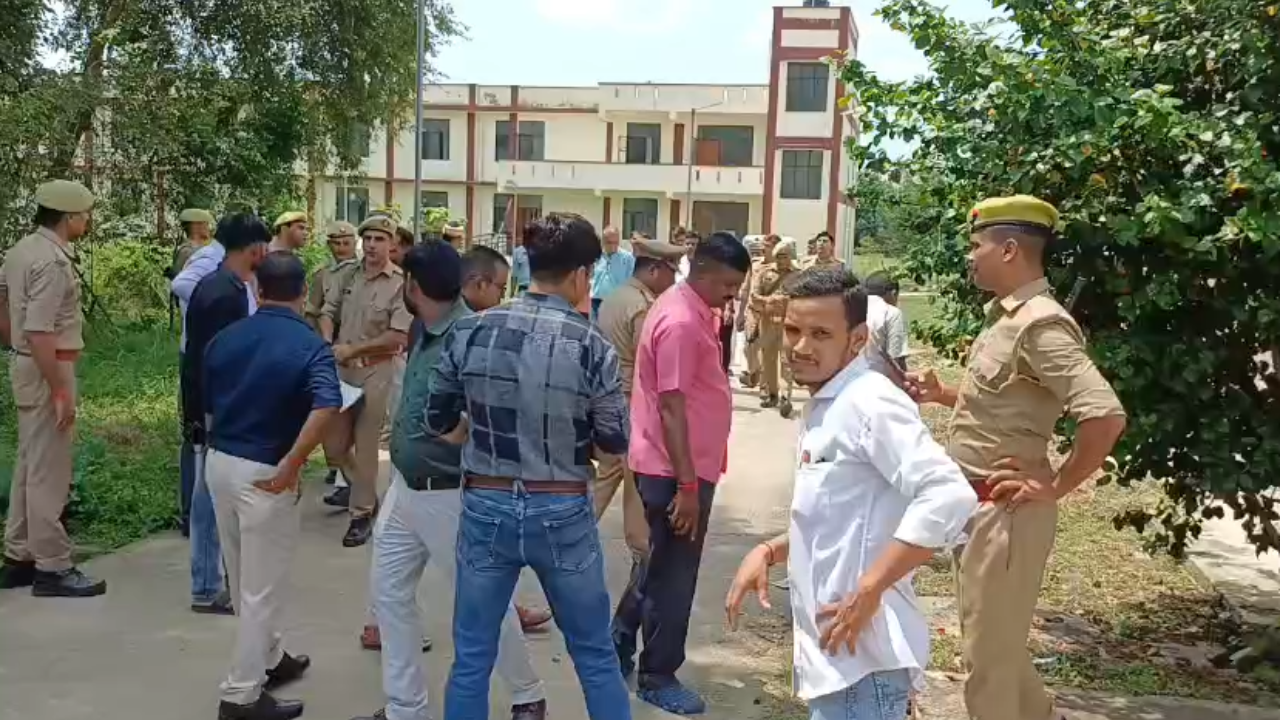 नवोदय विद्यालय में असुविधाओं पर फूटा छात्रों का गुस्सा, कमरों में खुद को किया बंद; डीएम पहुंचे तो सामने रखी समस्याएं नवोदय विद्यालय में असुविधाओं पर फूटा छात्रों का गुस्सा, कमरों में खुद को किया बंद; डीएम पहुंचे तो सामने रखी समस्याएं