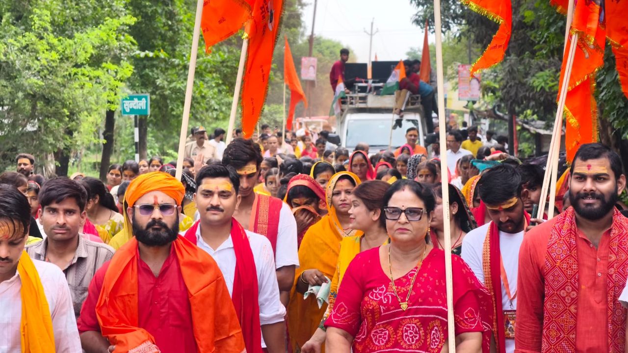 चलो बुलावा आया है, भोलेनाथ ने बुलाया है… महमूदाबाद में निकली कांवड़ यात्रा, श्रावण के अंतिम सोमवार पर उमड़ा आस्था का सैलाब चलो बुलावा आया है, भोलेनाथ ने बुलाया है… महमूदाबाद में निकली कांवड़ यात्रा, श्रावण के अंतिम सोमवार पर उमड़ा आस्था का सैलाब