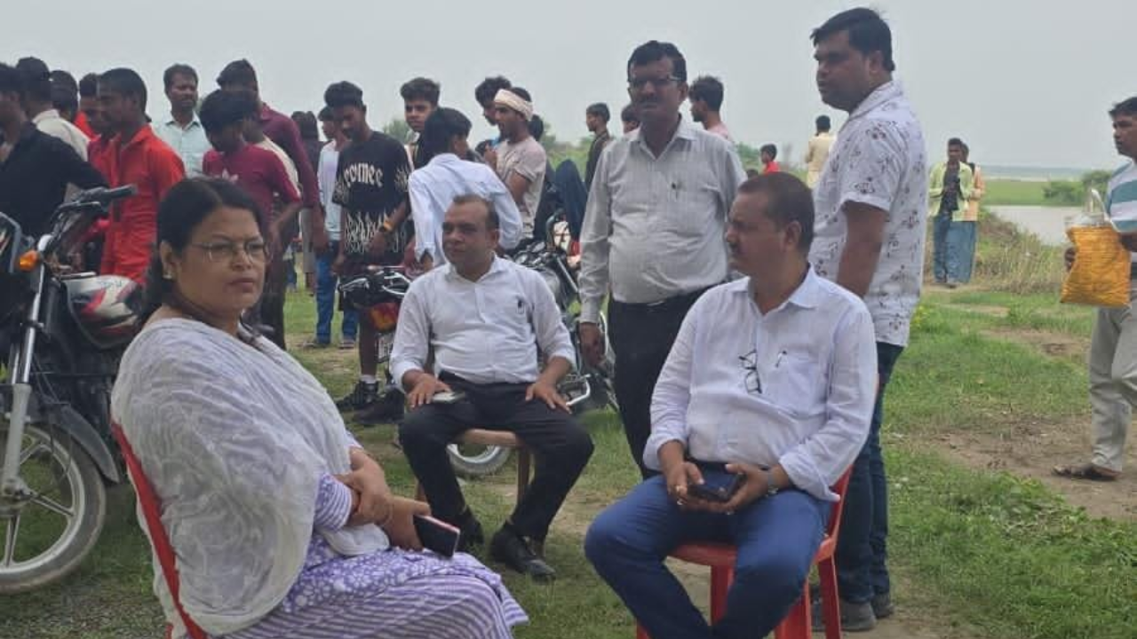कांवड़ यात्रा के बीच कुसुमखोर घाट पर प्रशासन अलर्ट, नायब तहसीलदार ने संभाली सुरक्षा व्यवस्था कांवड़ यात्रा के बीच कुसुमखोर घाट पर प्रशासन अलर्ट, नायब तहसीलदार ने संभाली सुरक्षा व्यवस्था