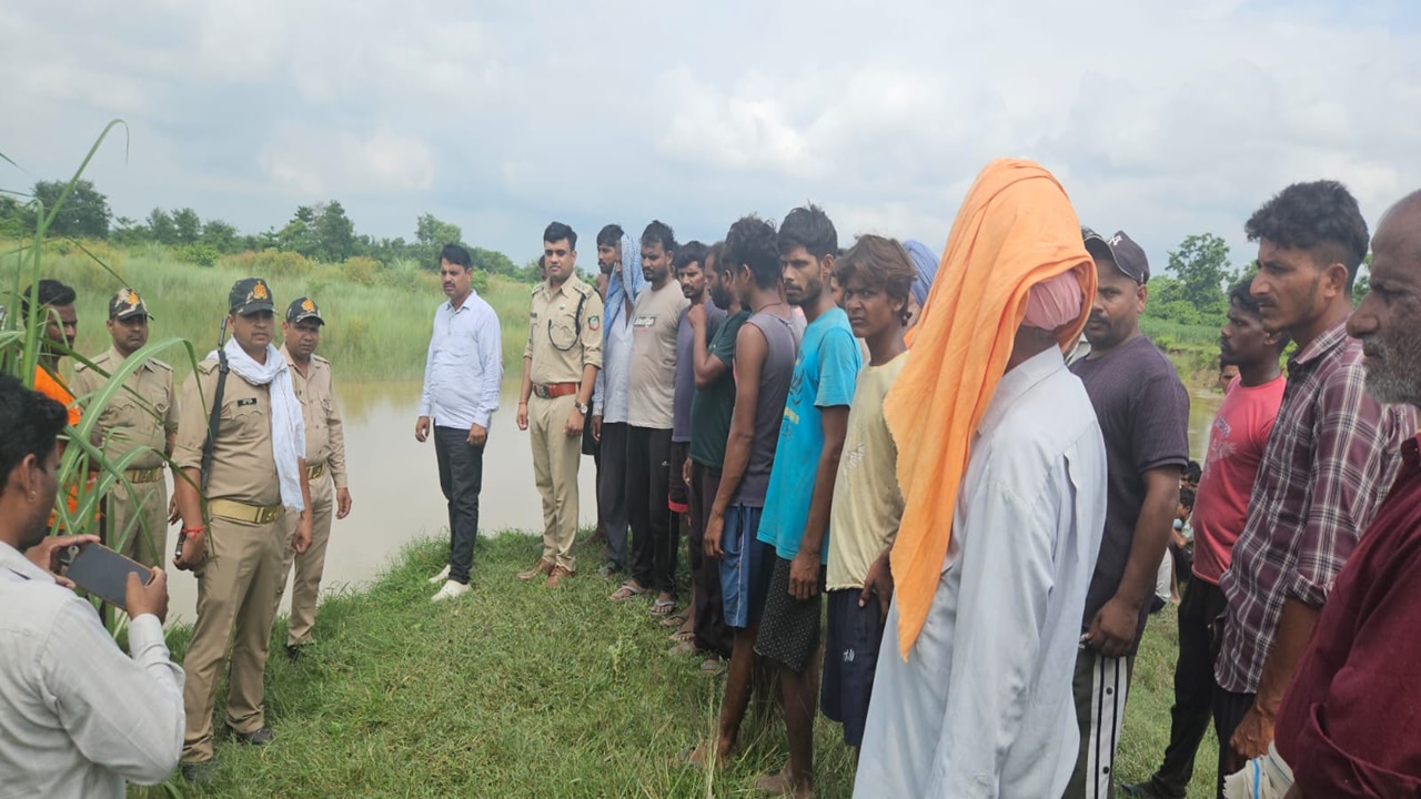 Lakhimpur Kheri News: जौराहा नदी में किसान को खींच ले गया मगरमच्छ! बेटे के सामने किया हमला, तलाश जारी Lakhimpur Kheri News: जौराहा नदी में किसान को खींच ले गया मगरमच्छ! बेटे के सामने किया हमला, तलाश जारी