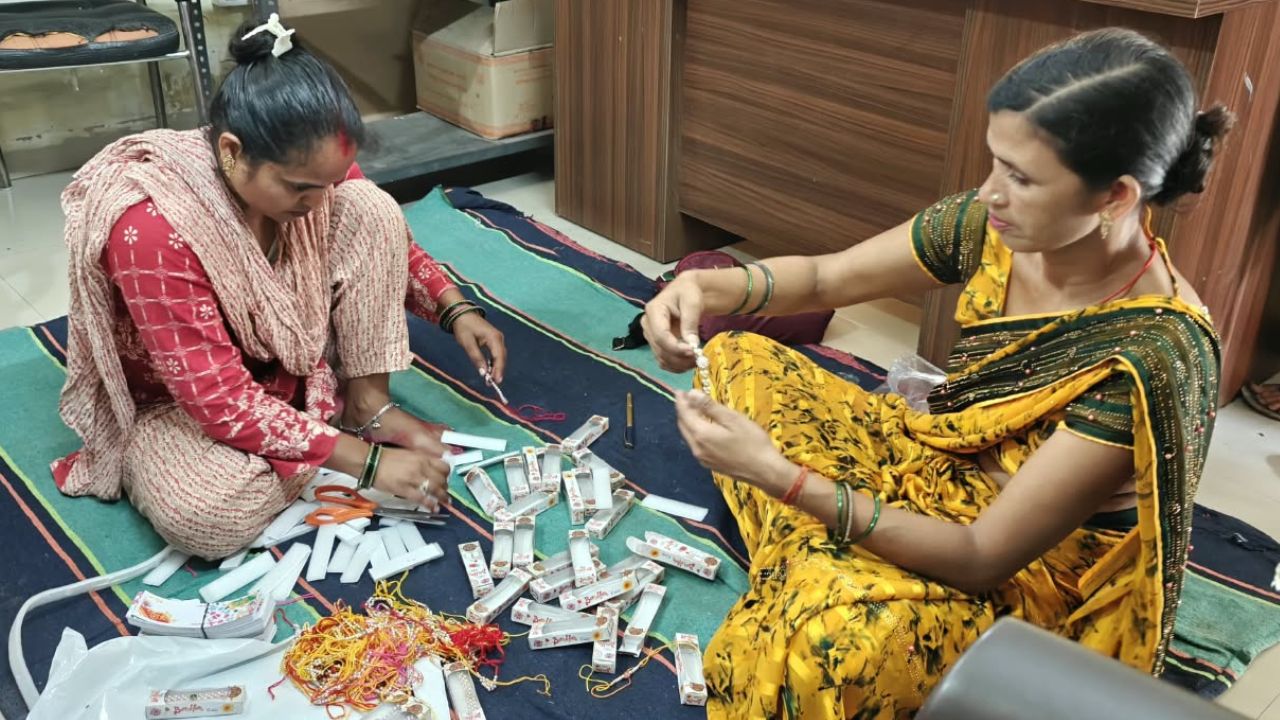 राखियों से रोजगार …. NRLM की मदद से महिलाओं ने तैयार की रंग-बिरंगी राखियां, बाजारों व दफ्तरों पर करेंगी बिक्री राखियों से रोजगार …. NRLM की मदद से महिलाओं ने तैयार की रंग-बिरंगी राखियां, बाजारों व दफ्तरों पर करेंगी बिक्री