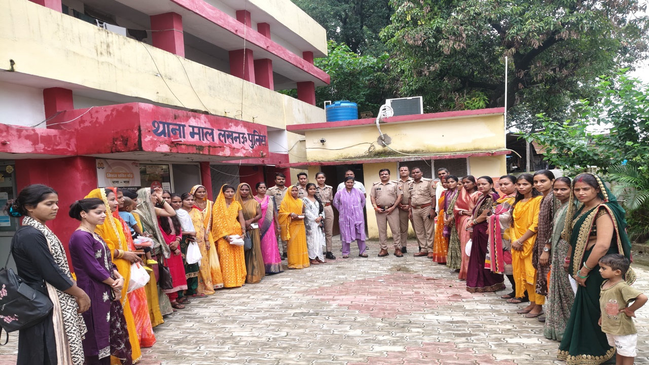 Lucknow News : ड्यूटी पर तैनात ‘भाइयों’ की कलाई पर सजी राखी, एकल ग्रुप की बहनों ने पुलिसकर्मियों संग मनाया रक्षाबंधन