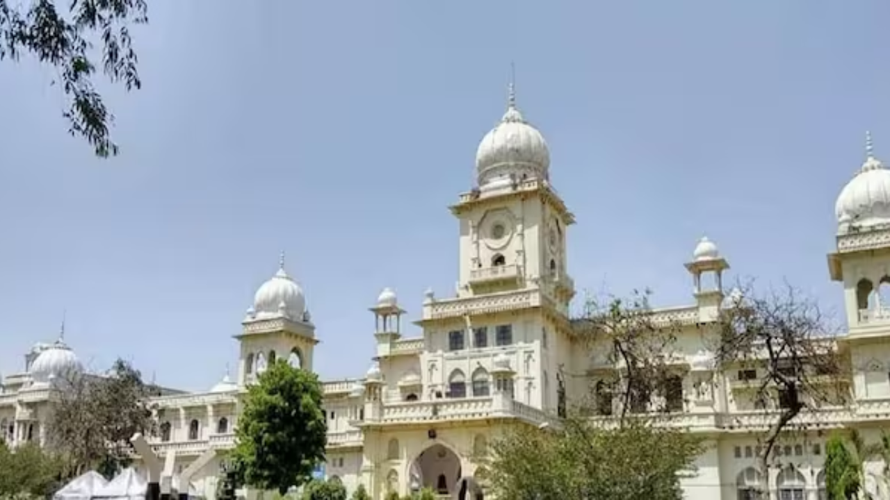 लखनऊ विश्वविद्यालय में राज्यपाल की फटकार के बाद कार्रवाई, निर्माण अधीक्षक-चीफ प्रोवोस्ट समेत कई को नोटिस लखनऊ विश्वविद्यालय में राज्यपाल की फटकार के बाद कार्रवाई, निर्माण अधीक्षक-चीफ प्रोवोस्ट समेत कई को नोटिस