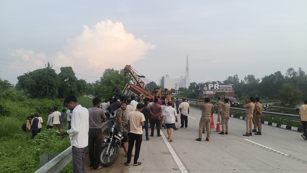 Lucknow Accident : ईंटों से लदी ट्रैक्टर-ट्रॉली पलटी, बाराबंकी के चार मजदूरों की दर्दनाक मौत; जानें कैसे हुआ हादसा Lucknow Accident : ईंटों से लदी ट्रैक्टर-ट्रॉली पलटी, बाराबंकी के चार मजदूरों की दर्दनाक मौत; जानें कैसे हुआ हादसा