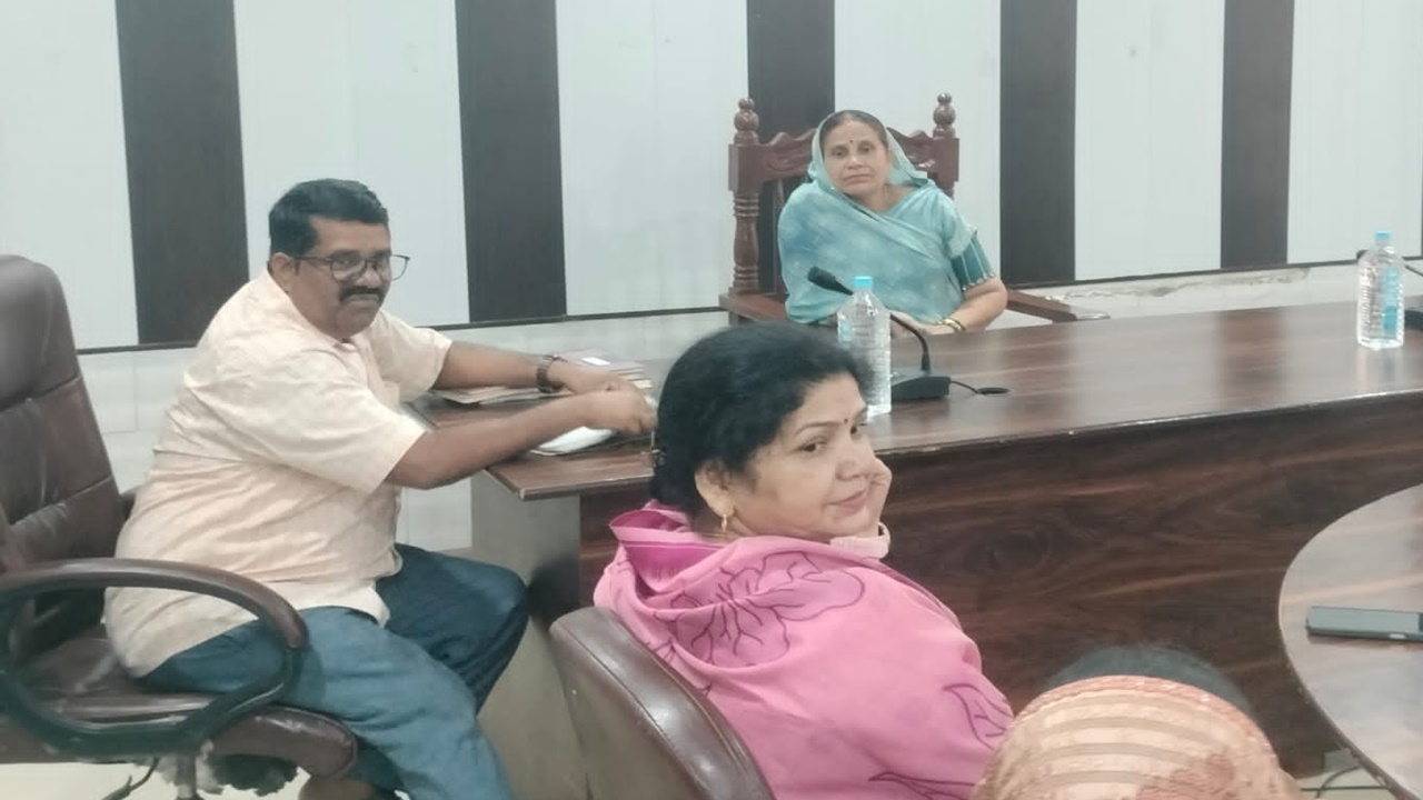 Raebareli News : महराजगंज नगर पंचायत में विकास का खाका तैयार, एक करोड़ से होंगे काम; सड़क-नाली से लेकर सफाई और रोशनी पर जोर Raebareli News : महराजगंज नगर पंचायत में विकास का खाका तैयार, एक करोड़ से होंगे काम; सड़क-नाली से लेकर सफाई और रोशनी पर जोर