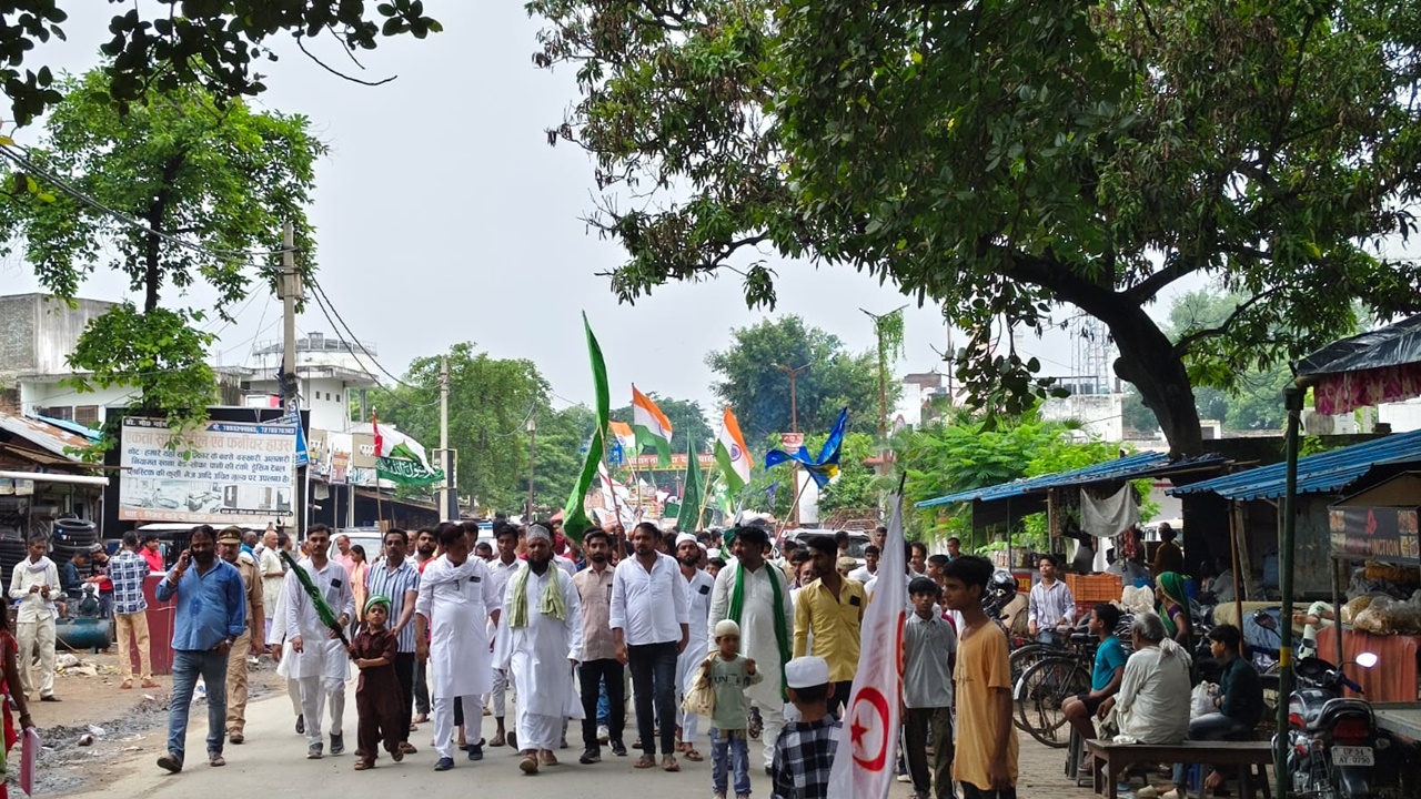Lucknow News : ईद मिलाद-उन-नबी पर माल में निकला भव्य जुलूस, सुरक्षा में मुस्तैद रही पुलिस