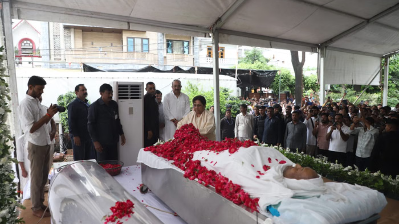मायावती ने दिवंगत बसपा विधायक उमाशंकर सिंह को दी श्रद्धांजलि, परिजनों से मिलकर जताई शोक संवेदना मायावती ने दिवंगत बसपा विधायक उमाशंकर सिंह को दी श्रद्धांजलि, परिजनों से मिलकर जताई शोक संवेदना