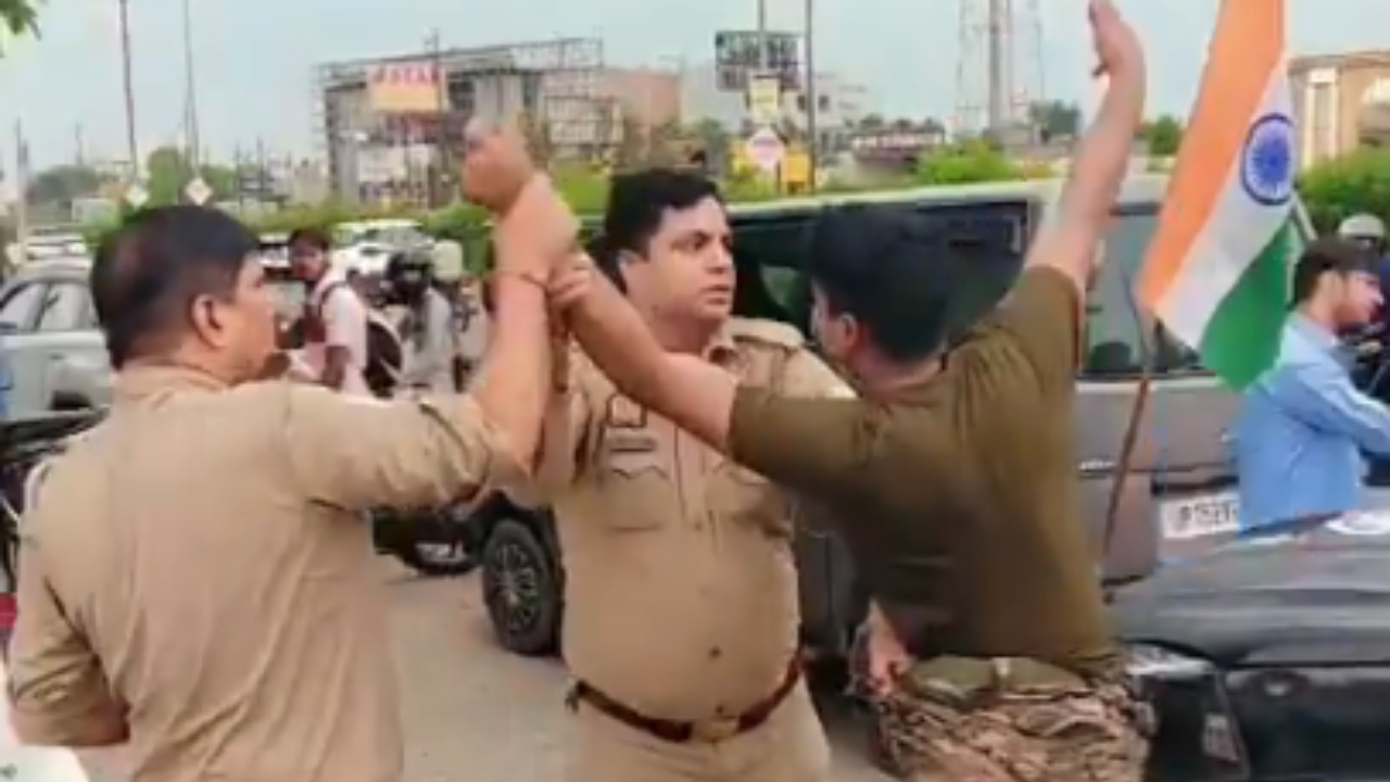 वर्दी का रौब या नशे का असर? मेरठ में पुलिसकर्मियों से भिड़ा अग्निवीर, हिरासत में लेकर सेना पुलिस को सौंपा