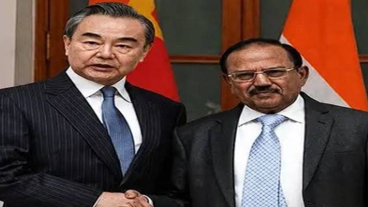 भारत-चीन मिलकर सुलझाएंगे सीमा विवाद, अजित डोभाल और वांग यी की बड़ी मीटिंग; जानिए किन मुद्दों पर हुई चर्चा भारत-चीन मिलकर सुलझाएंगे सीमा विवाद, अजित डोभाल और वांग यी की बड़ी मीटिंग; जानिए किन मुद्दों पर हुई चर्चा
