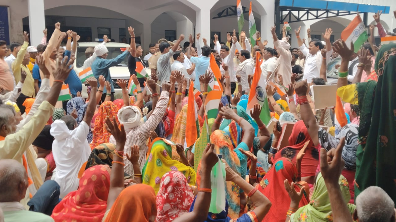 Naimesh Nagar Yojana: 42 दिन से धरने पर किसान, अब भूख हड़ताल का ऐलान; 1.25 करोड़ सर्किल रेट की मांग Naimesh Nagar Yojana: 42 दिन से धरने पर किसान, अब भूख हड़ताल का ऐलान; 1.25 करोड़ सर्किल रेट की मांग