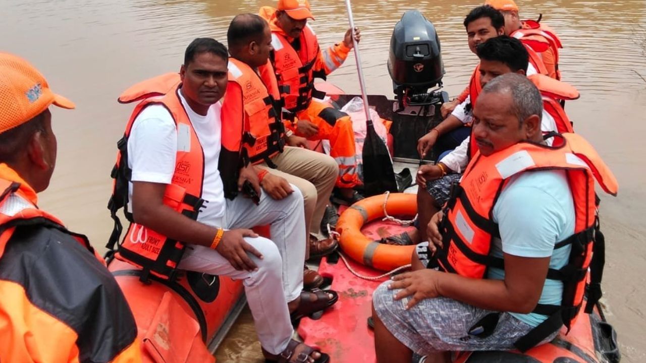 यूपी में राहत-बचाव कार्य में जुटा NDRF, रामबाग से ट्रेनों के संचालन पर ब्रेक; भदोही में 22 बाढ़ चौकियां सक्रिय