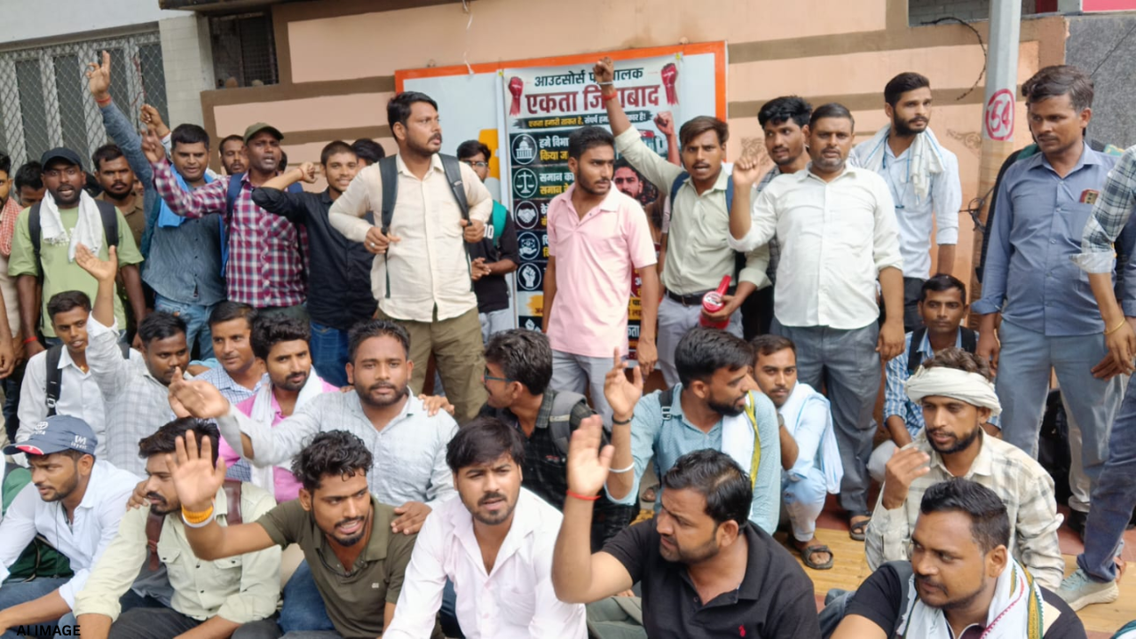 UPSRTC News: आउटसोर्स कंडक्टरों का फूटा गुस्सा, समान वेतन से लेकर संविदा नियुक्ति तक 5 बड़ी मांगें UPSRTC News: आउटसोर्स कंडक्टरों का फूटा गुस्सा, समान वेतन से लेकर संविदा नियुक्ति तक 5 बड़ी मांगें