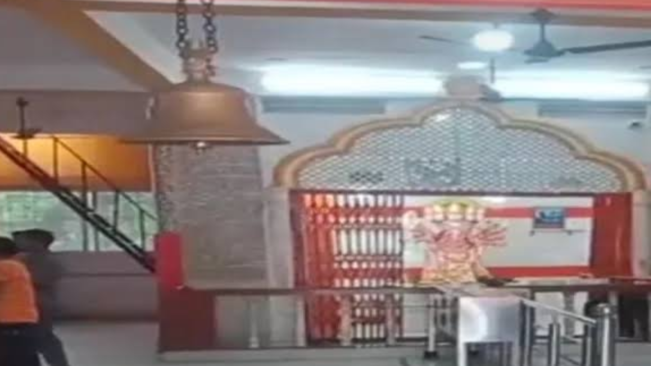 लखनऊ के पंचमुखी हनुमान मंदिर में चोरी का खुलासा, तीन गिरफ्तार; रेकी के बाद वारदात को देते थे अंजाम लखनऊ के पंचमुखी हनुमान मंदिर में चोरी का खुलासा, तीन गिरफ्तार; रेकी के बाद वारदात को देते थे अंजाम